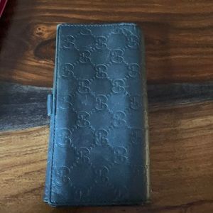Black Gucci zip wallet
